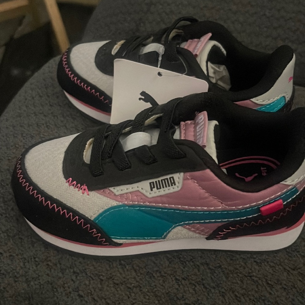 PUMA SIZE 9c PINK WHITE GREEN